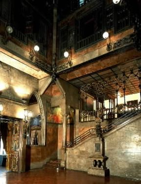 Antoni GaudÃ­. Un salone di casa GÃ¼ell a Barcellona.De Agostini Picture Library