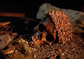 Arene Candide. Particolare della sepoltura del Paleolitico superiore delle Arene Candide.De Agostini Picture Library/E. Bernardini