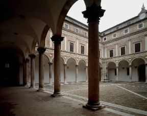 Rinascimento. Veduta del cortile d'onore del Palazzo Ducale; iniziato da Maso di Bartolomeo nel 1444 fu completato e ampliato da Luciano Laurana nel 1465.De Agostini Picture Library/A. Dagli Orti