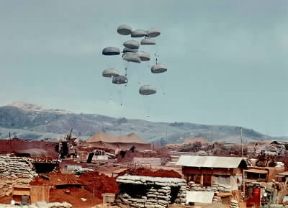 Aviolancio di viveri durante la guerra del Vietnam.De Agostini Picture Library