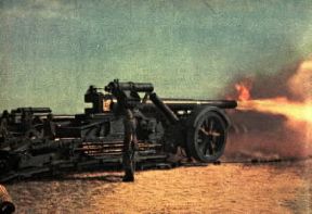 II guerra mondiale. Pezzo di grosso calibro in azione contro le postazioni inglesi.De Agostini Picture Library