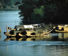 Annam. Sampan ancorati sul Fiume dei Profumi, sulle cui rive Ã¨ situata HuÃ¨, l'antica capitale.De Agostini Picture Library/R.CrocellÃ 