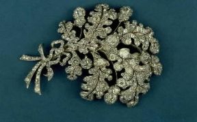 Spilla di diamanti raffigurante un ramo di quercia (1830 ca.; Collezione Privata). De Agostini Picture Library