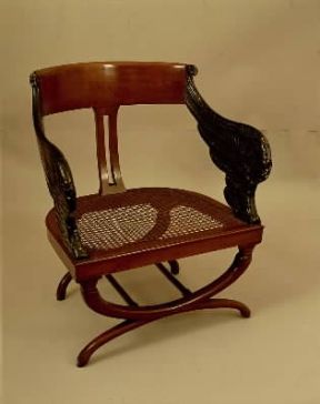 Stile Restaurazione. Poltrona con braccioli a forma di ali e zampe a faldistona, opera di artigiani dell'Italia centrale.De Agostini Picture Library/A. Dagli Orti