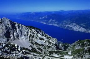 Veneto. Il massicio del monte Baldo e il lago di Garda.De Agostini Picture Library/E. Turri