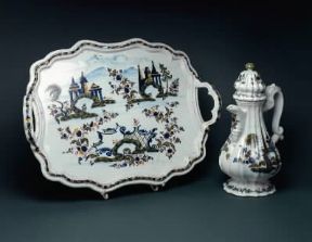 Bassano del Grappa. Vassoio e caffettiera in maiolica della manifattura Le Nove (sec. XVIII).Collezione privata