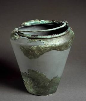 Ferro. Situla in bronzo ampiamente restaurata della cultura di Golasecca (Novara, Museo Archeologico).De Agostini Picture Library/A. De Gregorio