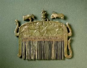 Pettine in avorio proveniente da una tomba di Marsiliana d'Albegna (sec. VII a. C.; Firenze, Museo Archeologico).De Agostini Picture Library/G. Nimatallah