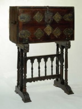 Applicazione. Stipo spagnolo in noce con applicazioni in ferro battuto (sec. XVII).De Agostini Picture Library/A.C. Cooper