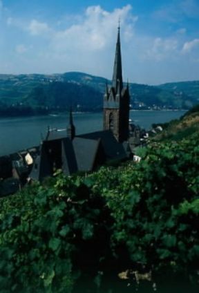 Assia. Il campanile della chiesa di Lorsch, tra i vigneti lungo il Reno.De Agostini Picture Library/A. Vergani