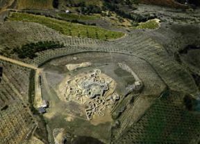 Barumini. Noto complesso nuragico nei pressi di Barumini.De Agostini Picture Library/Pubbli Aer Foto