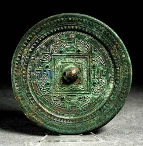 Bronzo. Specchio cinese in bronzo della dinastia Han (Roma, Museo Nazionale di Arte Orientale).De Agostini Picture Library/A. De Gregorio
