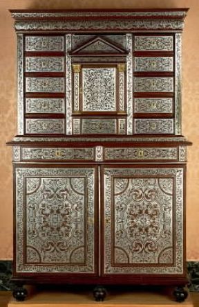 Cabinet francese del sec. XVII con intarsi in peltro su legno di amaranto (Parigi, MusÃ©e des Arts DÃ©coratifs).Parigi, MusÃ©e des Arts DÃ©coratifs