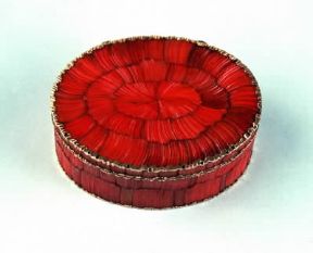 Corniola. Tabacchiera del sec. XVIII in corniola intagliata.De Agostini Picture Library