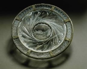 Giovanni dei Bernardi . Piatto in cristallo di rocca con incisioni e montatura d'argento dorato (sec. XVI; Firenze, Museo degli Argenti).De Agostini Picture Library/G. Nimatallah