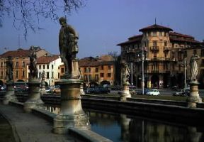 Padova . Uno scorcio della piazza detta Prato della Valle (1775).De Agostini Picture Library/A. Vergani