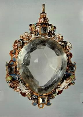 Pendente. Un esempio realizzato nel sec. XVI da manifatture diverse: pendente in oro, cristallo di rocca, diamanti e smalto (Monaco, Schatzkammer der Residenz).Monaco, Schatzkammer der Residenz