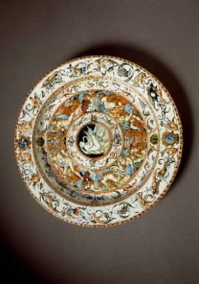 Rinascimento. Piatto proveniente da Urbino con la figura di Leda (Firenze, Museo Nazionale del Bargello).De Agostini Picture Library/G. Nimatallah