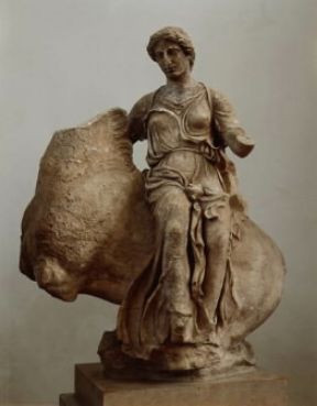 Acroterio . Raffigurazione di Aura cavalcante, proveniente dal tempio di Asclepio a Epidauro (sec. IV a. C.; Atene, Museo Archeologico Nazionale).De Agostini Picture Library/G. Dagli Orti
