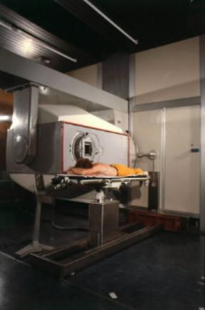 Betatrone. Radioterapia eseguita con betatrone da 45 MeV.De Agostini Picture Library/C. Pozzoni