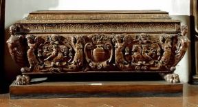 Cassone rinascimentale del sec. XVI a sarcofago in noce con figure dell'Ascendenza Michelangiolesca (Firenze, Museo Nazionale del Bargello).De Agostini Picture Library/G. Nimatallah