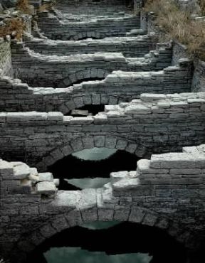 Cisterna. Resti di un complesso impianto di epoca romana rinvenuto nella zona archeologica di Delo.De Agostini Picture Library/G. Dagli Orti