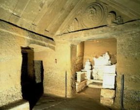 Ipogeo . Atrio e cella dell'ipogeo etrusco dei Volumni, presso Perugia, databile al sec. II a. C.De Agostini Picture Library/A. Dagli Orti
