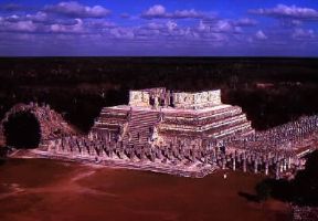 Piramide. Il tempio dei Guerrieri a ChichÃ©n ItzÃ¡, edificio tolteco del periodo postclassico.De Agostini Picture Library/M. Seemuller