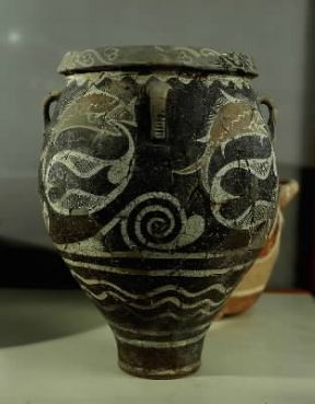 PÃ­thos con la raffigurazione di pesci riferibile al periodo medio minoico (IrÃ¡klion, Museo).De Agostini Picture Library/G. Dagli Orti