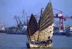 Repubblica Popolare della Cina. Giunca sul fiume Hwangpoo, nel tratto che attraversa Shanghai.De Agostini Picture Library/M. Bertinetti