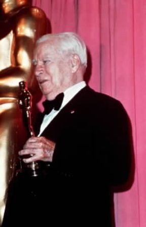 Charles Spencer Chaplin con l'Oscar alla carriera nel 1972.De Agostini Picture Library