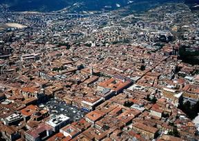 L'Aquila. Veduta aerea della cittÃ .De Agostini Picture Library/ Pubbli Aer Foto