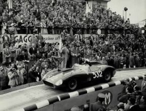 Mille miglia. La partenza di von Tripps nella gara del 1957, l'ultima disputata prima che la corsa venisse soppressa per motivi di sicurezza.De Agostini Picture Library