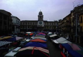 Padova . L'Arco dell'Orologio (1532) di G. M. Falconetto e il mercato che si tiene nella piazza dei Signori ad esso antistante.De Agostini Picture Library/A. Vergani