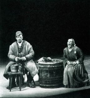 Bertolt Brecht . Un allestimento del 1951 di Mutter Courage und ihre Kinder (Madre Coraggio e i suoi figli).De Agostini Picture Library