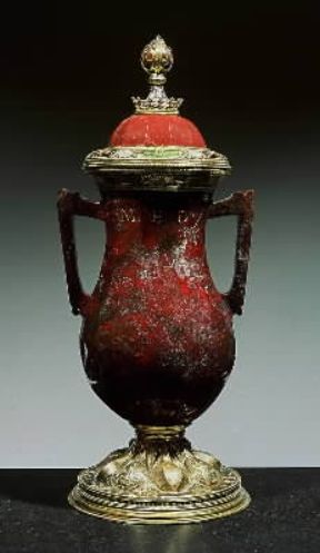 Glittica. Vaso biansato in diaspro e argento dorato e smaltato, sec. XIV-XV (Firenze, Museo degli Argenti).De Agostini Picture Library / A. Dagli Orti