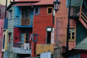 Argentina. Scorcio di edifici del quartiere La Boca a Buenos Aires.De Agostini Picture Library/M. Nascimento