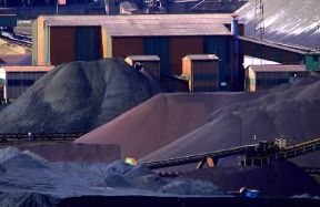 Carbone. Depositi di carbone a GijÃ³n, nella regione spagnola delle Asturie.De Agostini Picture Library/A. Vergani