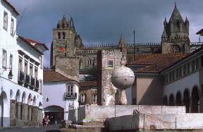 Ãˆvora. Una veduta del centro storico.De Agostini Picture Library/C. Sappa