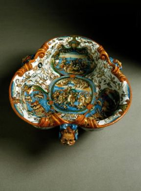 Bacile trilobato della metÃ  del sec. XVI, bottega dei Fontana a Urbino (Firenze, Museo Nazionale del Bargello).De Agostini Picture Library / G. Nimatallah