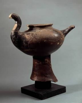 Golasecca. Lucerna in terracotta scura.De Agostini Picture Library / A. Dagli Orti