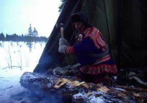 Lapponi. Preparativi per accendere il fuoco fuori di una tenda.De Agostini Picture Library/M. Bertinetti
