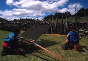 Messico. Un momento della filatura sulle alture del Chiapas, rilievi dello YucatÃ¡n.De Agostini Picture Library/G. SioÃ«n