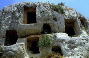 Pantalica . Un particolare della vasta necropoli rupestre.De Agostini Picture Library/M. Leigheb