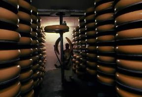 Svizzera. Caseificio a BÃ¤tterkinden.De Agostini Picture Library/A. Vergani