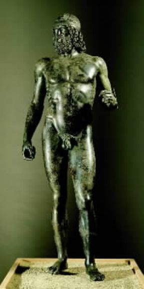 Calabria. I bronzi di Riace, opere greche del sec. V a. C., rinvenuti nel 1972 nelle acque antistanti Riace Marina (Reggio Calabria, Museo Nazionale).De Agostini Picture Library/G. Nimatallah