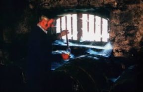 Cognac. Controllo della qualitÃ  del distillato, nella fase di invecchiamento in botti di rovere.De Agostini Picture Library/G. SioÃ«n