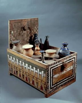 Cosmesi. Cofanetto per cosmetici del corredo funebre di una tomba egiziana (Torino, Museo Egizio).De Agostini Picture Library / G. Dagli Orti