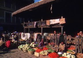 Katmandu. Vendita di ortaggi in una strada della capitale nepalese.De Agostini Picture Library/G. SioÃ«n