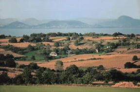 Lago Balaton. Veduta del bassopiano e, sullo sfondo, il lago.De Agostini Picture Library / F. Cappelle